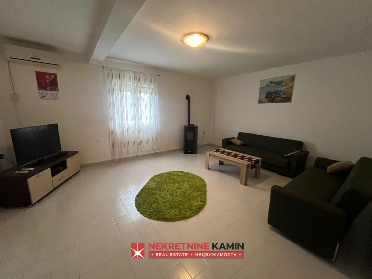 Izdaje se prostran jednosoban stan u prizemlju kuće sa dvorištem, Radanovići